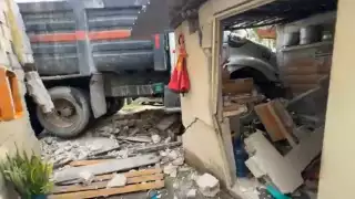 Conductor de camión volquetero pierde el control y termina dentro de una vivienda en Chetumal