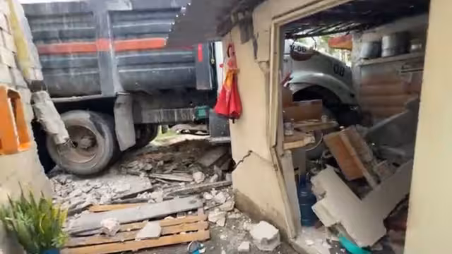 Conductor de camión volquetero pierde el control y termina dentro de una vivienda en Chetumal