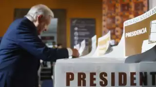 Andrés Manuel López Obrador asiste al Museo de Arte para realizar su voto