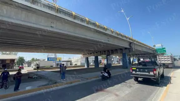 Paramédicos auxiliaron al hombre antes de llevarlo a un hospital Paramédicos auxiliaron al hombre antes de llevarlo a un hospital