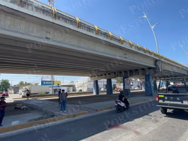 Paramédicos auxiliaron al hombre antes de llevarlo a un hospital