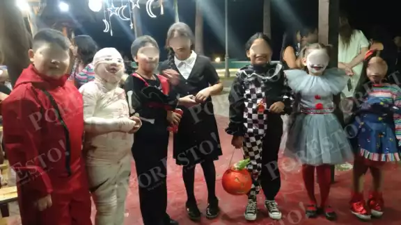 Decenas de niños disfrazados recorrieron las calles principales pidiendo dulces en los comercios locales. Decenas de niños disfrazados recorrieron las calles principales pidiendo dulces en los comercios locales.
