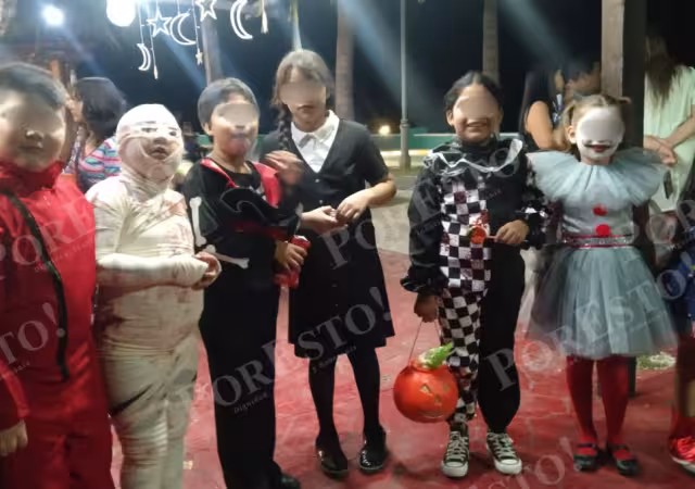 Decenas de niños disfrazados recorrieron las calles principales pidiendo dulces en los comercios locales.