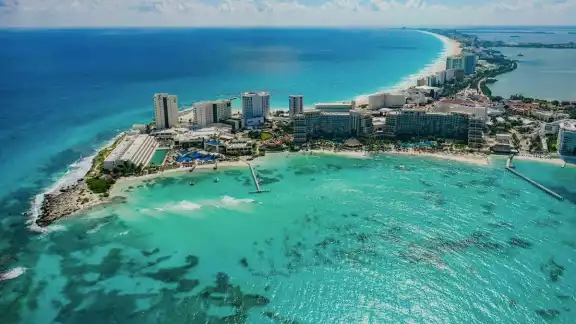 El horario que se usa en Cancún es la Hora del Sureste (UTC-5) El horario que se usa en Cancún es la Hora del Sureste (UTC-5)