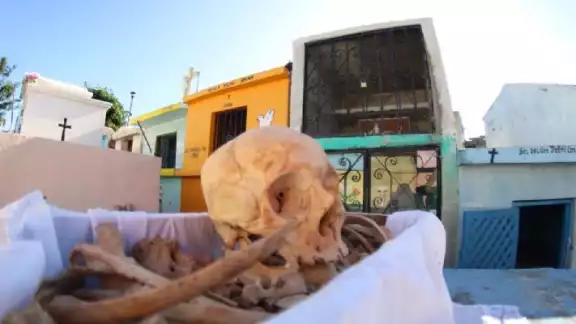 En Pomuch, Campeche, se realiza el ritual maya del Choo Ba’ak, donde se exhuman y limpian los huesos de los difuntos cada año.
 En Pomuch, Campeche, se realiza el ritual maya del Choo Ba’ak, donde se exhuman y limpian los huesos de los difuntos cada año.