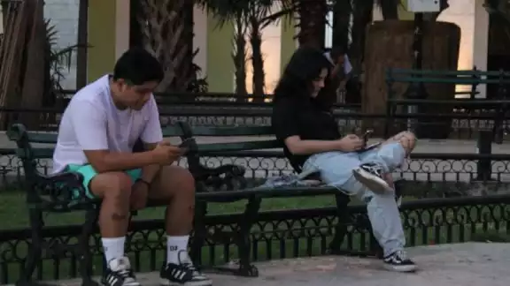Los jóvenes de entre 18 y 24 años son los usuarios más intensivos, navegando en promedio 5.7 horas diarias Los jóvenes de entre 18 y 24 años son los usuarios más intensivos, navegando en promedio 5.7 horas diarias