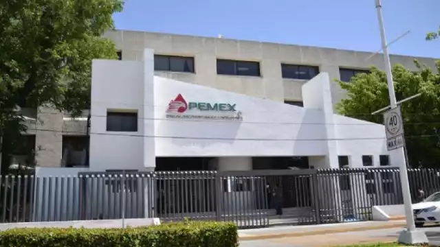La empresa estatal suma adeudos por 345 mil millones de pesos; esto ha generado que los acreedores incurran, a su vez, en préstamos que tienen vencimientos. 