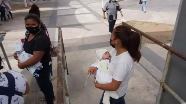 Si una menor de edad acude a un hospital para dar a luz, el personal está obligado a registrar su edad, la del padre 