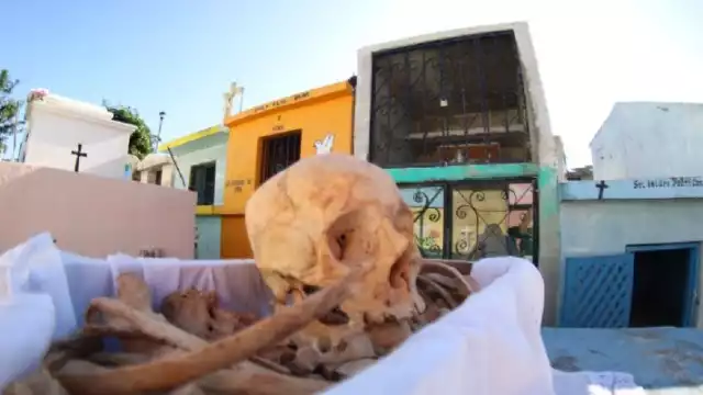 En Pomuch, Campeche, se realiza el ritual maya del Choo Ba’ak, donde se exhuman y limpian los huesos de los difuntos cada año.

