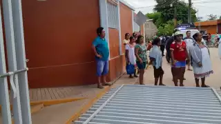 Menor sufre graves fracturas al caerle una reja encima en Dzitbalché