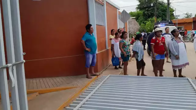 Un menor sufrió fracturas internas al intentar ayudar a su abuelita a cerrar la reja de una escuela