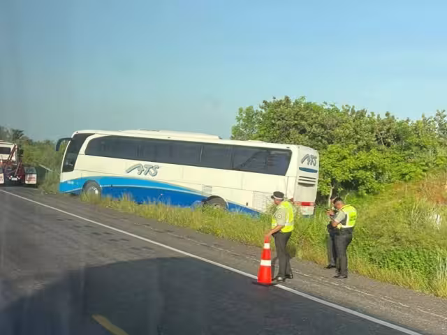 Autobús queda atascado en la arena tras evitar choque con tráiler