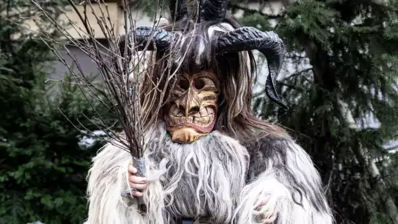 Krampus es una criatura temida en varias culturas europeas, contrastando con la figura benevolente de San Nicolás