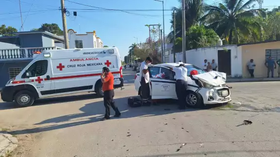 La persona lesionada fue identificada como pasajera del taxi, quien fue auxiliada por los paramédicos La persona lesionada fue identificada como pasajera del taxi, quien fue auxiliada por los paramédicos