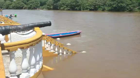 Aunque el río muestra un leve aumento, aún no es un riesgo para los habitantes. Aunque el río muestra un leve aumento, aún no es un riesgo para los habitantes.