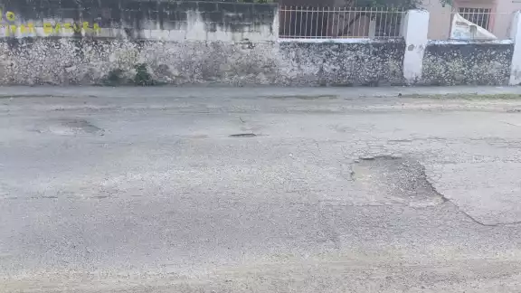 Para esquivar los baches, los automovilistas deben realizar maniobras que han generado incidentes según informan vecinos de la zona Para esquivar los baches, los automovilistas deben realizar maniobras que han generado incidentes según informan vecinos de la zona