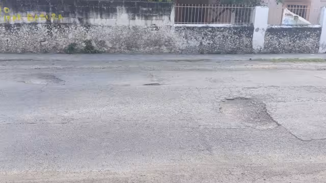 Para esquivar los baches, los automovilistas deben realizar maniobras que han generado incidentes según informan vecinos de la zona