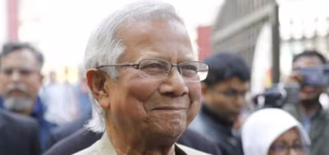 El premio Nobel Muhammad Yunus abandonó Francia el miércoles para dirigir el gobierno interino de Bangladesh