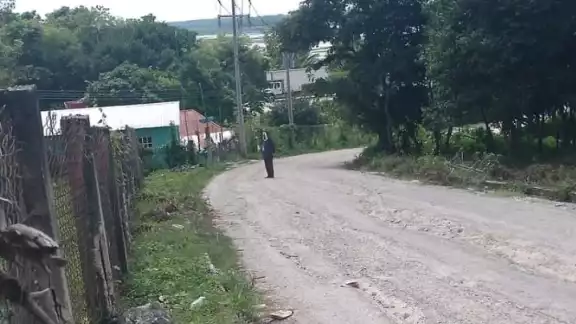 Un hombre sospechoso merodea cerca de la escuela primaria Benito Juárez en Centenario, Escárcega Un hombre sospechoso merodea cerca de la escuela primaria Benito Juárez en Centenario, Escárcega