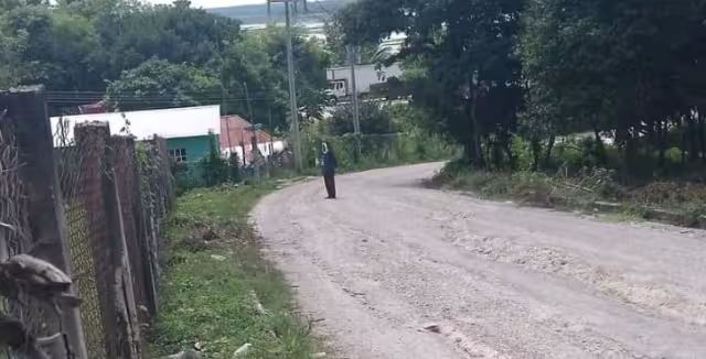 Un hombre sospechoso merodea cerca de la escuela primaria Benito Juárez en Centenario, Escárcega