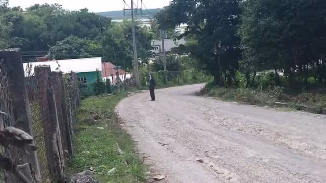 Un hombre sospechoso merodea cerca de la escuela primaria Benito Juárez en Centenario, Escárcega