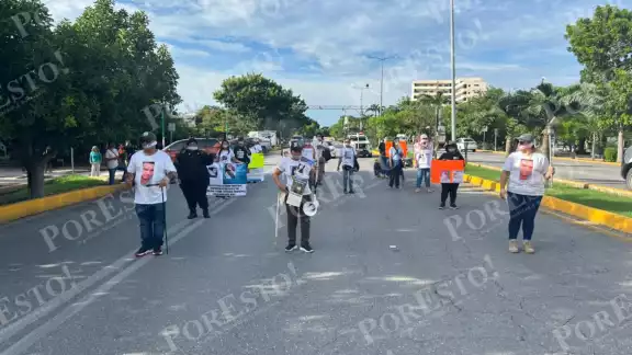 Los manifestantes portaban una cinta en la boca con la leyenda “justicia