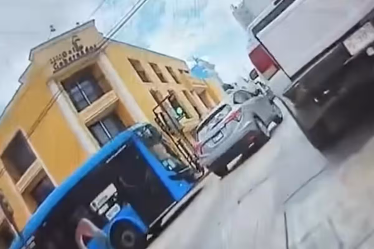 Va y Ven ignora un semáforo en rojo y choca contra una camioneta en el ...