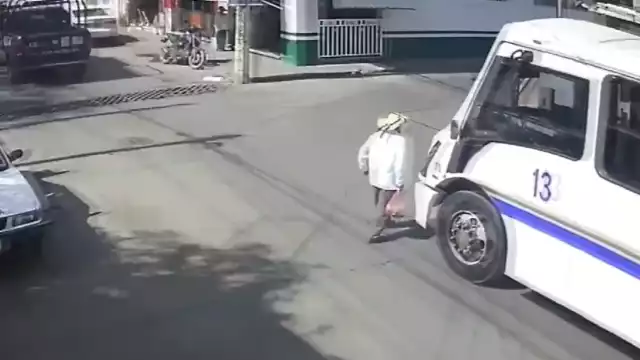 Adulto mayor muere tras ser atropellado al intentar abordar el transporte en Jiutepec.