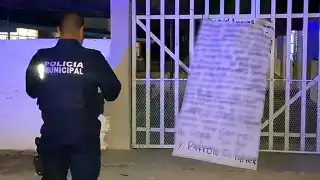 Reclaman colocación de mantas intimidantes en planteles; temen por la integridad de los estudiantes