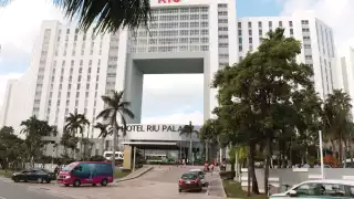 “Me acaban de robar 2 mil pesos”:  Turista denuncia hurto en el hotel Riu de Cancún