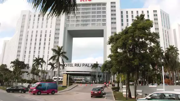 La turista reveló que violaron su derecho a la privacidad, porque tenía colocada la tarjeta para que nadie pudiera entrar