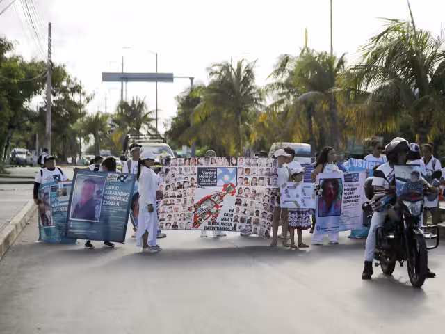 Numerosas familias señalaron que hay inconformidad con las instancias del Gobierno estatal encargadas de localizar a sus hijos, esposos, e incluso nietos