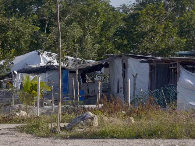 En Quintana Roo, la cultura antihuracanes es clave, pero en Cancún, mucha gente posterga las medidas preventivas, aumentando el riesgo ante un huracán
