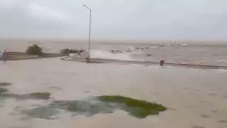 La marea alta ha inundado los caminos, aislando a los habitantes y complicando las labores de rescate