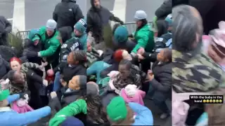 Captan momento en que hombre pelea con bebé en brazos durante  celebración  en Philadelphia 