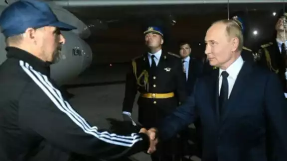 El presidente ruso Vladimir Putin recibió a los prisioneros intercambiados con Estados Unidos y Europa