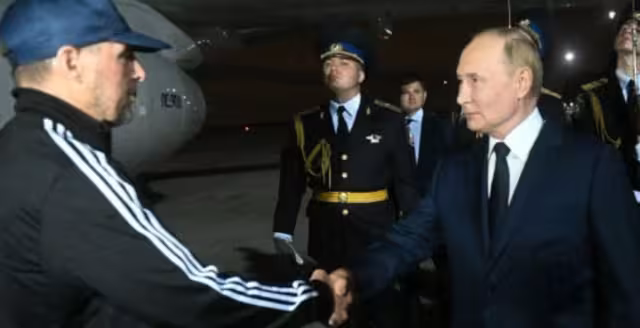 El presidente ruso Vladimir Putin recibió a los prisioneros intercambiados con Estados Unidos y Europa