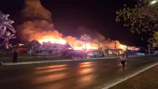 ¡Arde Campeche! cinco palapas incendiadas en la zona de cocteleros
