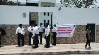 Policías de Campeche en paro  llegan a la Fiscalía Especializada Anticorrupción