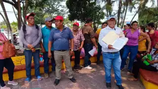 Sindicalizados de la Junta Municipal de Atasta, Ciudad del Carmen, exigen pago de bono por lealtad y perseverancia  