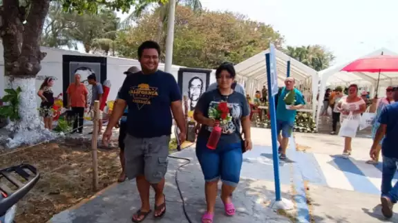 Con flores y velas visitan a sus madres