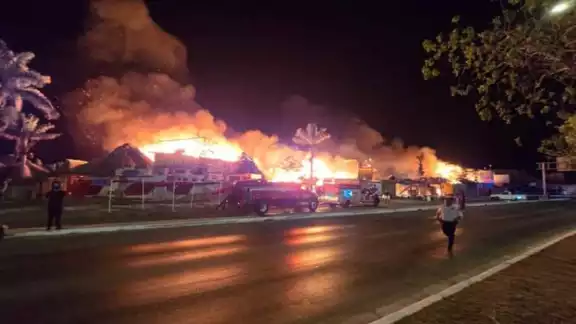Incendio termina con cinco negocios