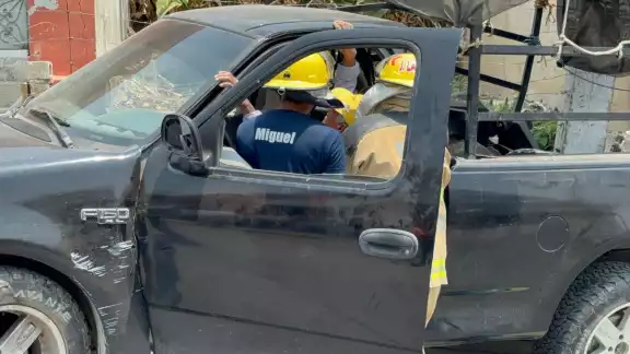 Dos adultos mayores y dos jóvenes transitaban abordo de una camioneta