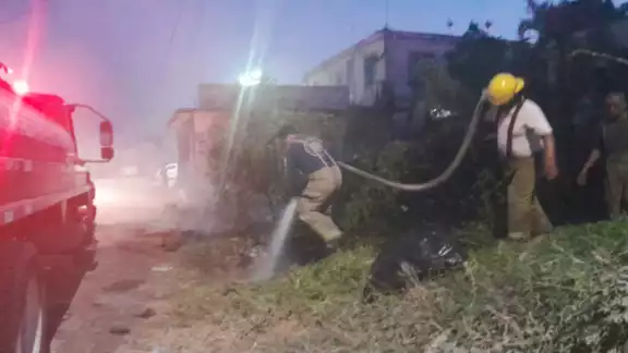 Bomberos actuaron de inmediato para que no se extienda el incendio Bomberos actuaron de inmediato para que no se extienda el incendio