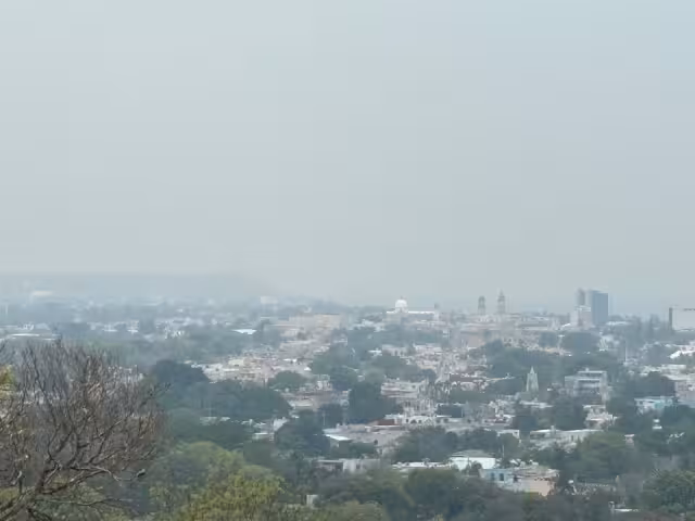Pese a la bruma y el calor la Secretaría de Salud Estatal descartó más cambios o suspensiones de labores escolares
