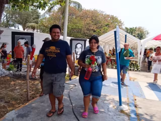 Con flores y velas visitan a sus madres