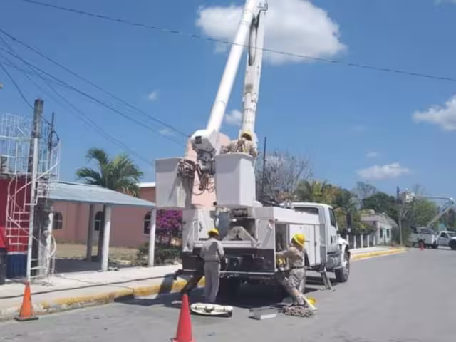 En plena ola de calor falló el suministro de energía, protestan residentes del poblado, quienes temen quedarse sin electricidad más tiempo ya que desconfían de la CFE
