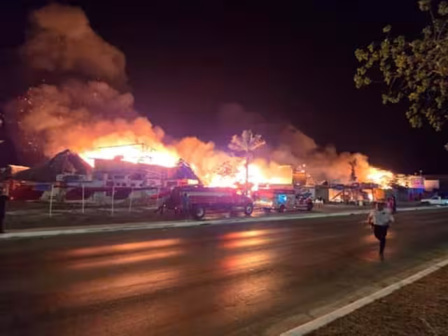 Incendio termina con cinco negocios