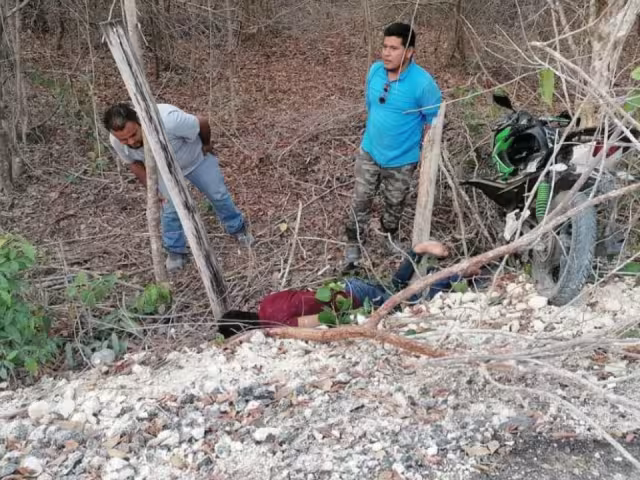 Motociclista lesionado al salirse de la carretera