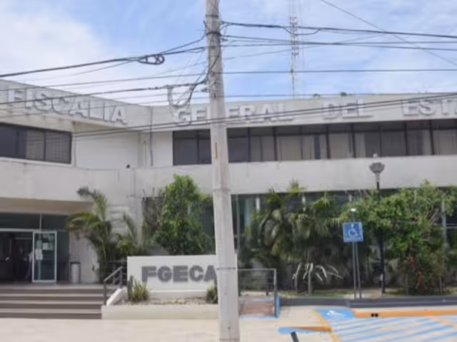 Vestía short amarrillo y blusa negra